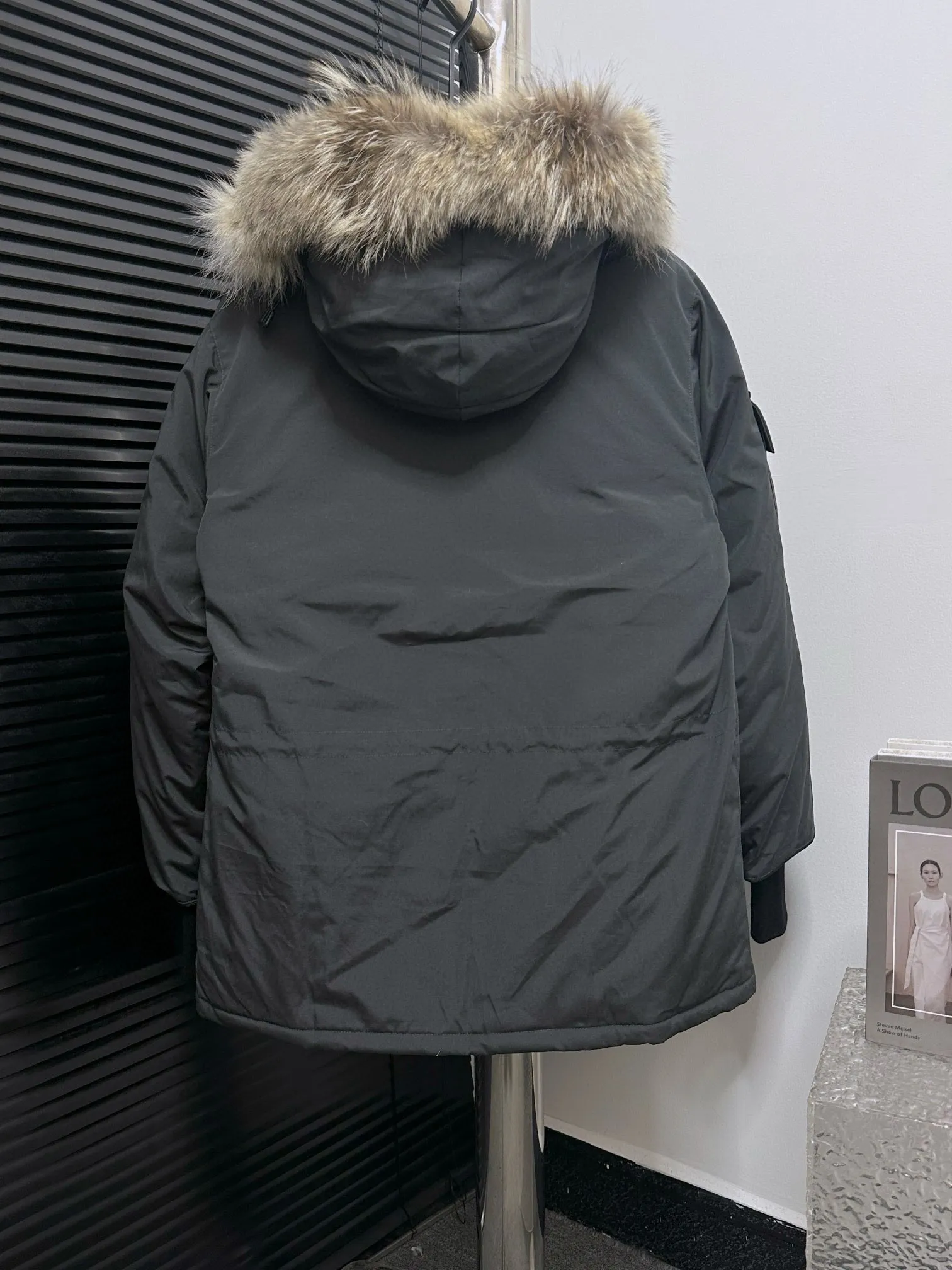 P780 top purchasing version graphite gray (wolf hair quality optional) 🇨🇦CANADA GOOES 24 new models 08/couple style Factory direct supply: supplying global purchasing agents, micro-business, entities, Tmall, high-end stalls and studio cooperation, free shipping! Canada Goose Expedition Parka 2008 is the same style for men and women. It is mid-length and the most timeless classic. All Arctic and Antarctic scientific expedition teams choose Canada Goose as their cold-proof equipment. It is the Rolls-Royce of down jackets. ➖ Industry-leading anti-counterfeiting chip sensing. ➖ Imported Behringer embroidery machines and customized embroidery labels, the highest level and industry leading. ➖ Imported Korean 21-count polyester-cotton blended original fabric, TC85 waterproof coated fabric, water-repellent, windproof and wear-resistant. ➖ The new national standard 80 white duck down is filled with an average of 520 grams of down. The amount of down filled is industry-leading. ➖ 100% nylon lining with double double-layer sealing design to prevent velvet running, and seamless thread design on the cuffs! ➖ Western Canadian Green Wolf Collar. ➖ Yoshida YKK provides original factory-customized electroplated sliders. YKK two-way lockable zippers are tight and smooth and do not peel off paint. ➖ 3M composite Velcro is durable and the accessories and hardware are all custom-made. Note: Our copywriting is only simple and clear. Instead of bragging about the copywriting, it is better to compare and understand with samples. Only for the purest goose, the most dedicated, the most professional, the highest quality, the highest cost performance!  Size:XS-XXL